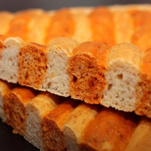 🌹🐲PA DE SANT JORDI🐲🌹

🌹O pan de Sant Jordi é un invento relativamente recente, mais co bo que está non é de estrañar que sexa xa unha tradición.

🐉Este pan é puro sabor en cada trabada. Cada anaco que vedes aí na imaxe sabe diferente e é tan ou máis saboroso ca o anterior. Tanto as NOCES, como a SOBRASSADA como o QUEIXO danlle a este pan un sabor ESPECTACULAR.

🌹Se devecedes por algún destes ingredientes, non deixedes de probar este pan de Sant Jordi, de seguro que non vos ides arrepentir. E ademais, é o acompañamento perfecto para ler calquera libro 📖.

🐲Aquí vos deixo a receita para que vos poñades coas mans na masa: http://kukinhas.com/2016/04/pa-sant-jordi/

#diadadesantjordi #santjordi #padesantjordi #sobrassada #receita #galego #cociñaengalego #kukinhas #diadolibro #worldbookday #stgeorgesday